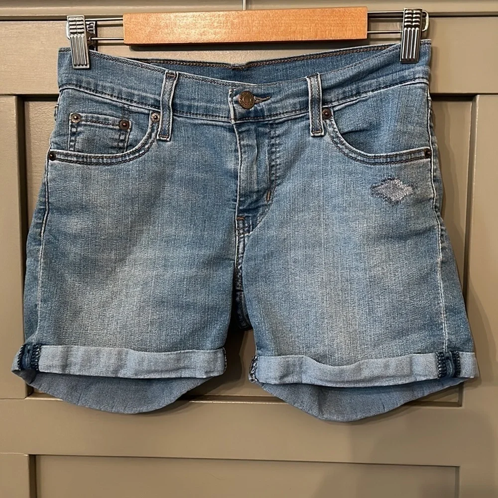 Levi's Mid-Length Women's Shorts Denim Jean Shorts Medium Wash Size 26
